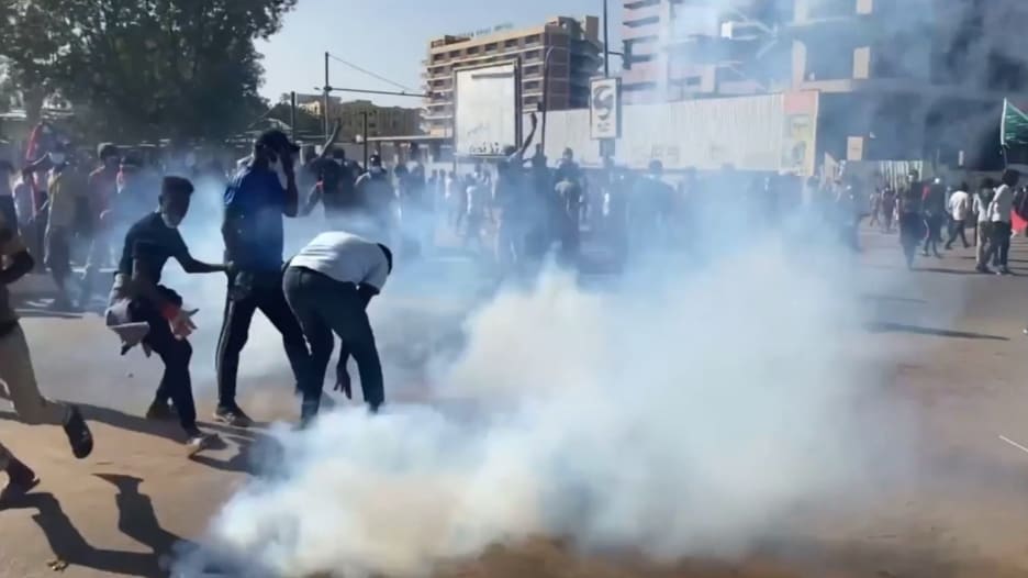 السودان.. إطلاق كثيف للغاز المسيل للدموع لتفريق التظاهرات ضد الحكم العسكري وحمدوك