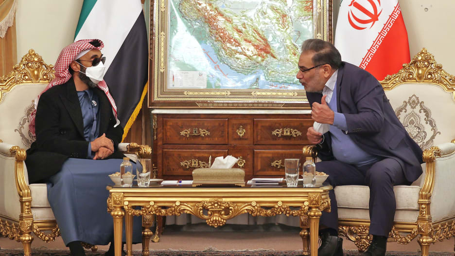 لحظة استقبال أمين المجلس الأعلى للأمن بإيران لطحنون بن زايد في زيارة نادرة