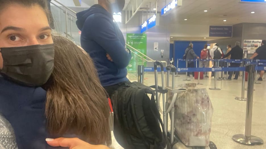 مراسلة CNN تصف تجربتها في محاولة مغادرة بلد على “القائمة الحمراء” للسفر من أجل العودة إلى اليونان