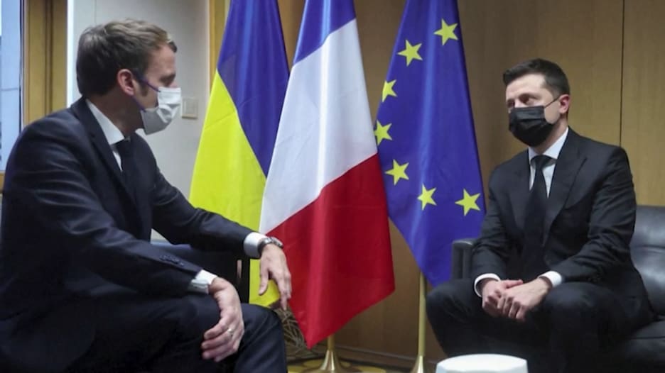 لقاء بين ماكرون وزيلينسكي.. والأولوية ردع روسيا عن عزو أوكرانيا