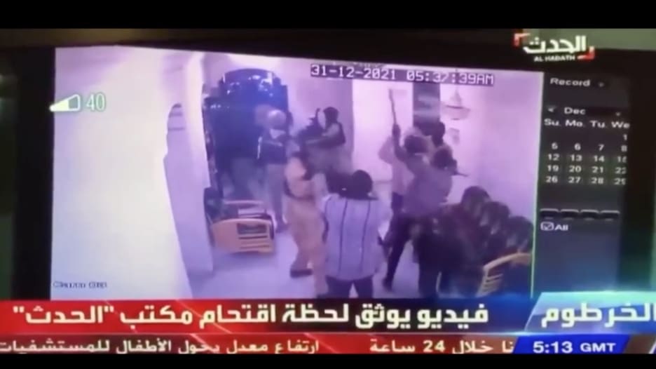 كاميرا مراقبة ترصد لحظة اقتحام الأمن السوداني مكتب قناتي "العربية" و"الحدث"