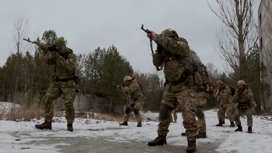 رغم تواضع أسلحتهم.. مدنيون في أوكرانيا يستعدون لمواجهة روسيا بتدريبات عسكرية