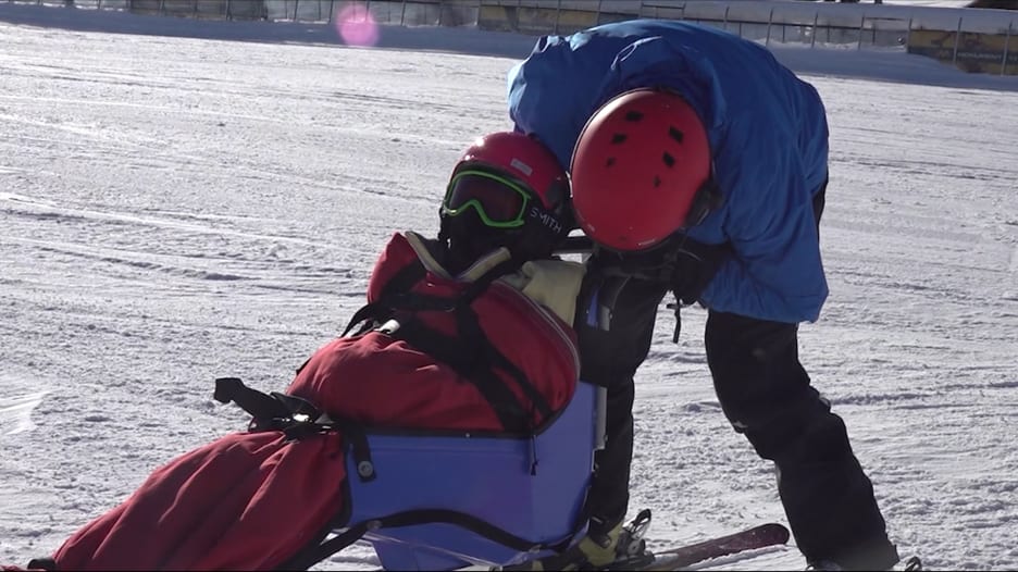 شاهد.. امرأة في 99 من عمرها تحقّق حلم حياتها بالتزلج.. كيف؟