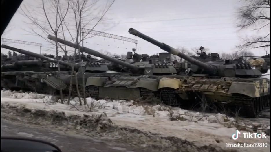 هذا ما تظهره مقاطع الفيديو على وسائل التواصل عن الانتشار العسكري الروسي قرب أوكرانيا
