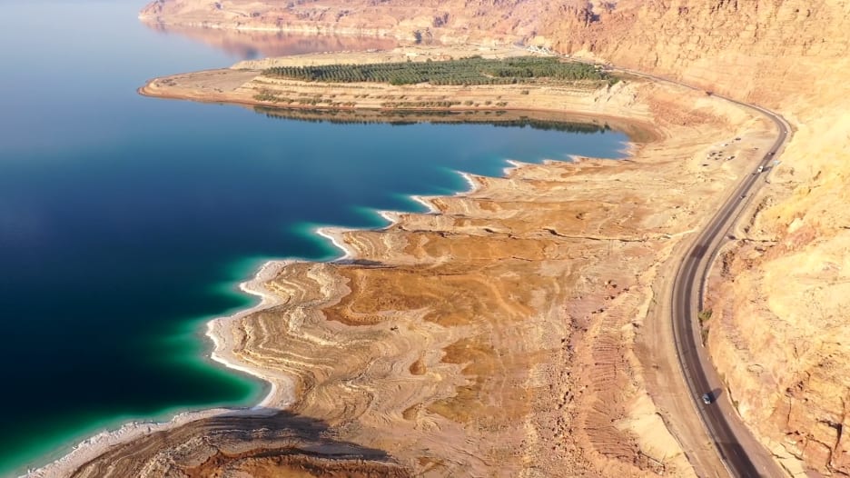 أمريكي يستكشف أفضل زاوية لمشاهدة البحر الميت في الأردن