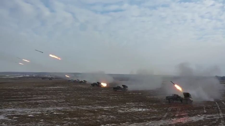 شاهد.. روسيا تستعرض ترسانتها العسكرية في مناورات ضخمة قرب حدود أوكرانيا