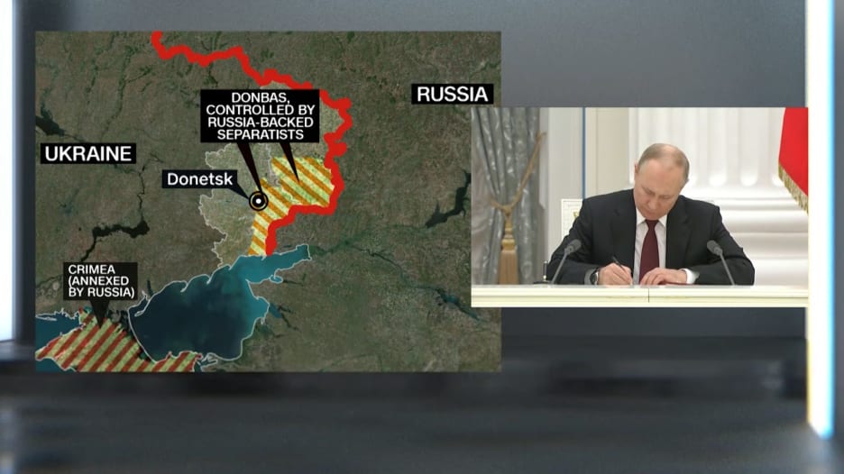 شاهد.. لحظة توقيع بوتين على وثائق للاعتراف باستقلال دونيتسك ولوغانسك