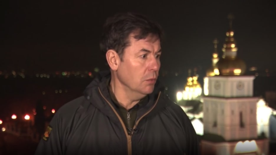 أثناء بث مباشر.. أصوات انفجارات ضخمة في كييف تفاجىء مراسل CNN