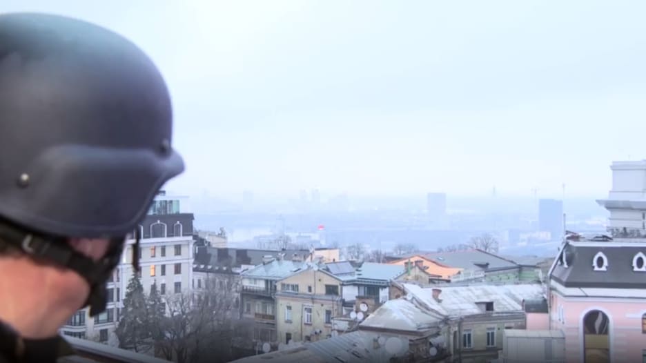 مع بدء الهجوم الروسي.. كاميرا CNN ترصد دوي صافرات الإنذار في كييف