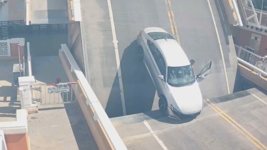 بأمريكا.. شاهد ماذا حدث لسائق كان على جسر متحرك لحظة رفعه