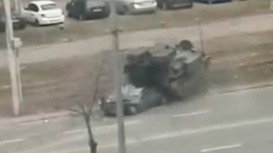 شاهد لحظة سحق مدرعة روسية سيارة مدنية في أوكرانيا