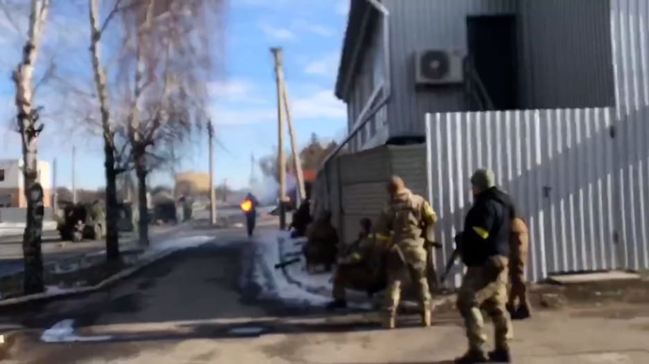 مقاومة شرسة وصد لجنود يفوقونهم عتادًا.. شاهد كيف يواجه الأوكرانيون الروس