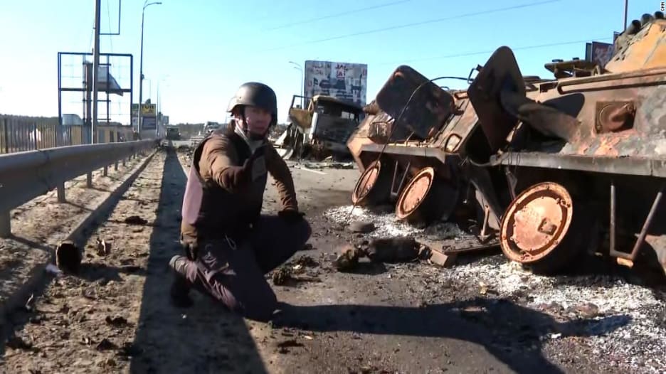 مراسل CNN في أوكرانيا يكتشف أنه يجلس فوق قنبلة على الهواء.. شاهد رد فعله