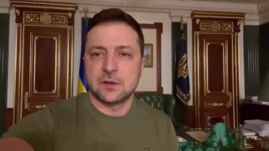 سيلفي جديد للرئيس الأوكراني: لم أهرب وأنا في مكتبي