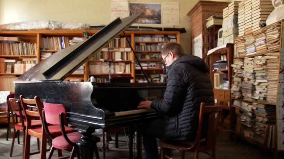 "تبقيني سليم العقل".. موسيقي أوكراني يعزف البيانو لمساعدة الأوكرانيين