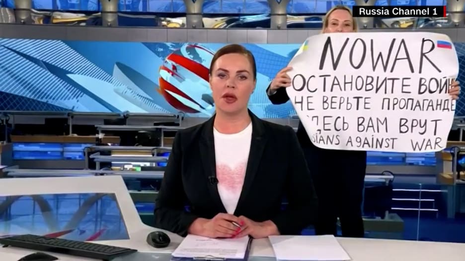 اختفت لفترة.. شاهد ما قامت به متظاهرة ضد غزو أوكرانيا ببث مباشر لتلفزيون روسي