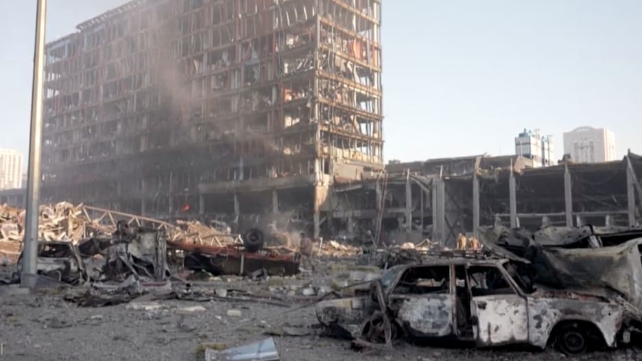 كاميرا CNN ترصد آثار دمار مركز تسوق في كييف بعد استهدافه قصف روسي
