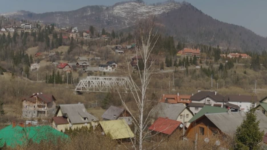 بعيدًا عن القنابل والرصاص.. داخل منتجع تزلج شهير بأوكرانيا يتحول لملاذ للاجئين من الغزو الروسي