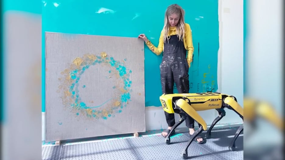 روبوت يمكنه الرسم.. فنانة بولندية تتعاون مع كلب آلي من أجل البشرية