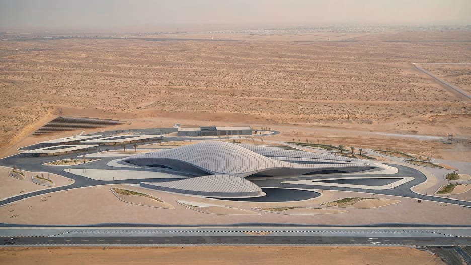 شاهد..مبنى مستقبلي في دولة الإمارات صممته الراحلة زها حديد يستخدم بطاريات تسلا لتحقيق "صفر انبعاثات"