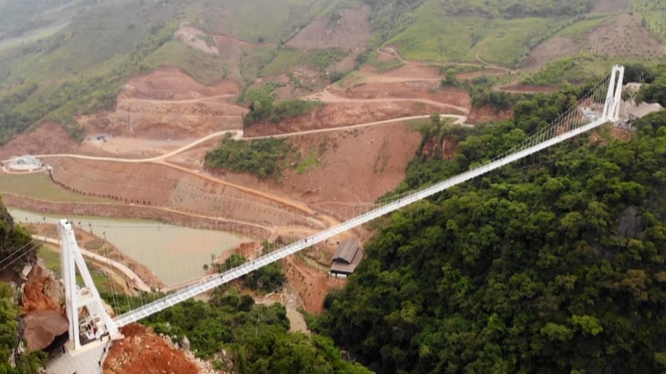 ليس لضعاف القلوب.. هل تجرؤ على عبور هذا الجسر الزجاجي في فيتنام المعلق على ارتفاع 150 متراً فوق سطح الأرض؟