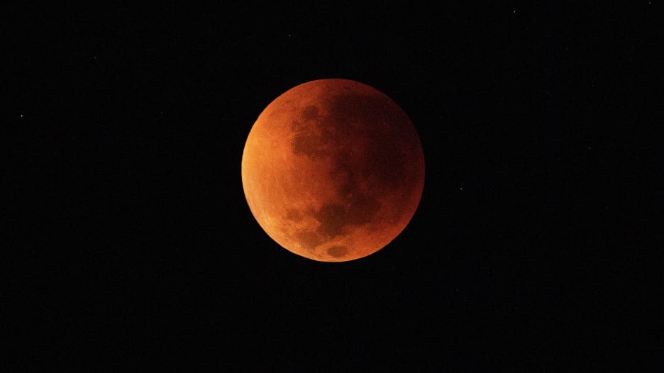 الخسوف الكلي للقمر.. إليكم مشاهد من الظاهرة وكيف تحوّل إلى اللون الأحمر