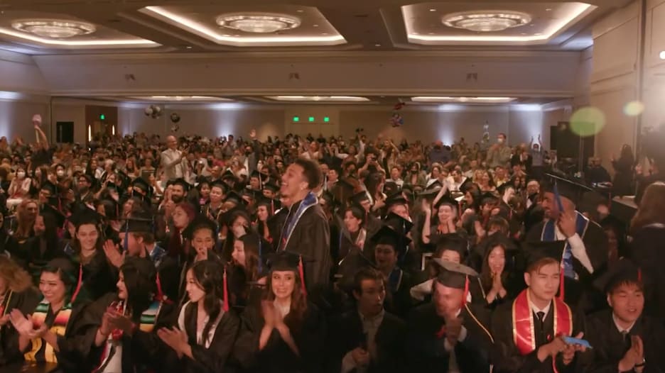 رئيس سنابشات يفاجئ طلابًا جامعيين ويدفع ديونهم الدراسية بالكامل