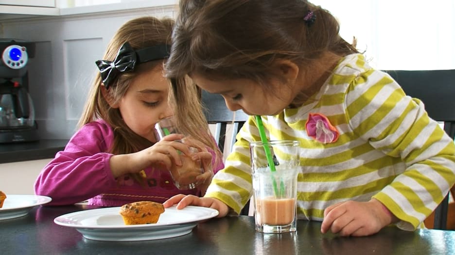 عادات الأكل الصحية تبدأ في الطفولة.. إليك كيف يمكنك إقناع طفلك بتناول المزيد من الفاكهة والخضار