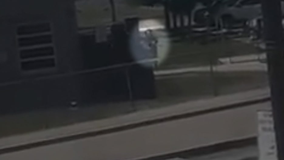 فيديو جديد.. يُظهر لحظة دخول الشاب المسلح باب المدرسة الابتدائية في تكساس