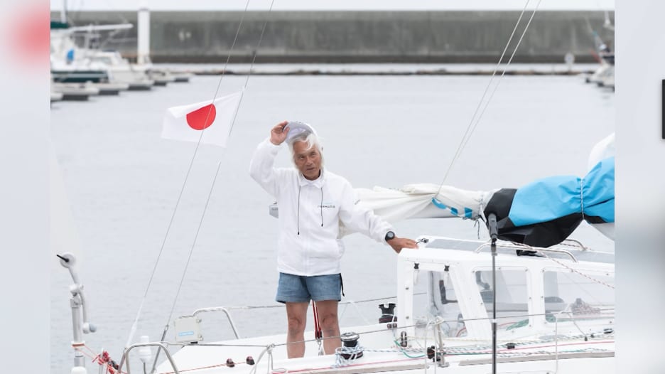شاهد.. رجل ياباني يصبح أكبر شخص يبحر بمفرده عبر المحيط الهادئ عن عمر يناهز 83 عامًا