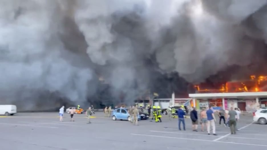 فيديو يوثق أولى لحظات سقوط صاروخ روسي على مركز تجاري مكتظ في أوكرانيا