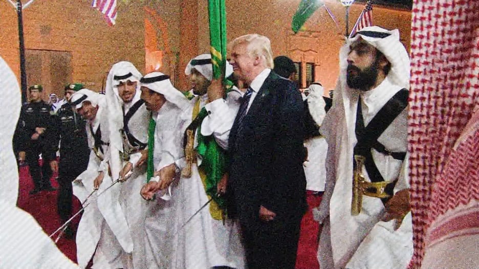 توجه الأنظار إلى أسلوب استقبال بايدن في السعودية ومقارنته باستقبال ترامب