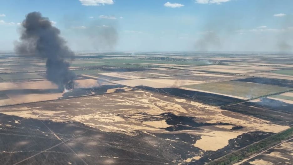 كاميرا توثق ما حدث لحظة قصف المدفعية الروسية حقول القمح في أوكرانيا