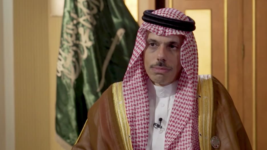 شاهد كيف رد وزير خارجية السعودية على سؤال حول مصافحة "القبضة" بين بايدن وولي العهد