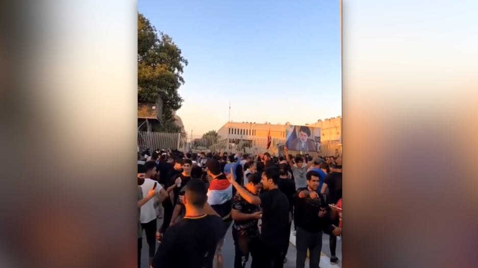 شاهد.. لحظة اقتحام مئات المحتجين العراقيين المنطقة الخضراء في بغداد