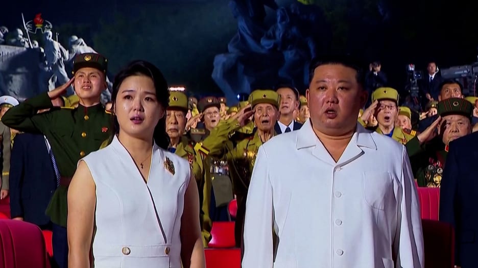 شاهد.. زوجة زعيم كوريا الشمالية تبكي في مناسبة عامة