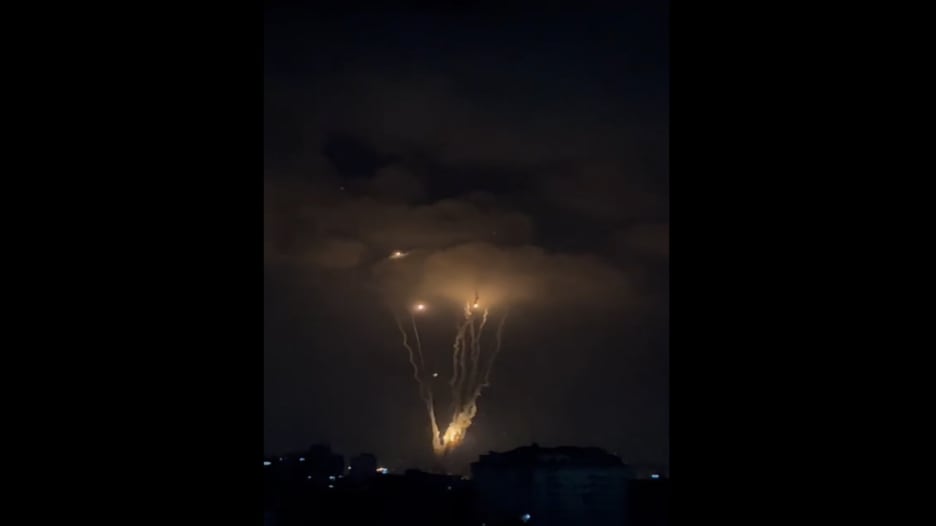 شاهد لحظة اعتراض القبة الحديدية لوابل صواريخ من غزة أطلقت نحو مناطق عدة في إسرائيل