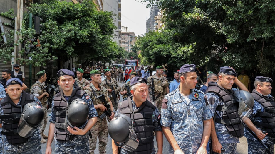 لبنان.. مشاهد من أمام البنك بعد احتجاز مسلح لموظفين مطالبًا بدفع أموال له