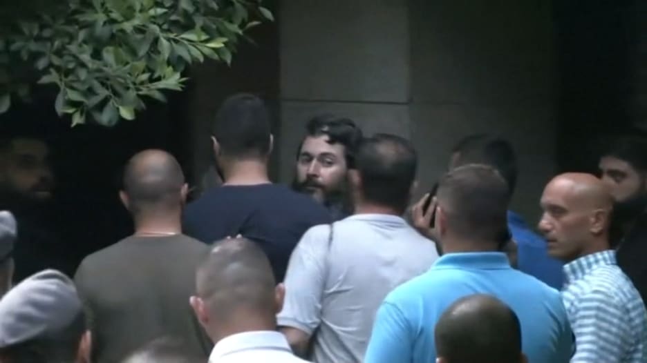 لحظة تسليم محتجز الرهائن في لبنان نفسه إلى قوات الأمن.. شاهد ما فعله بعدها