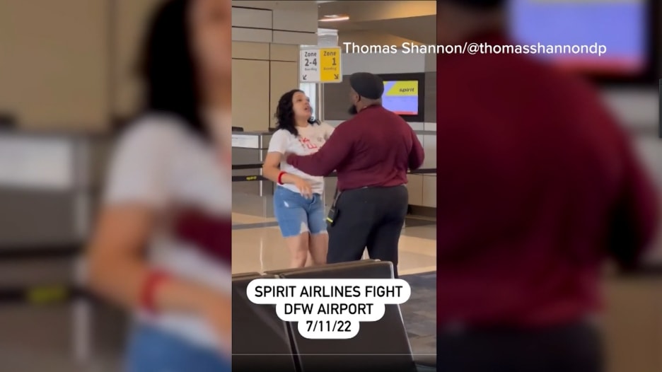 اندلاع عراك عنيف بين موظف شركة طيران وامرأة بمطار.. هذا ما قام به بعد أن ضربته