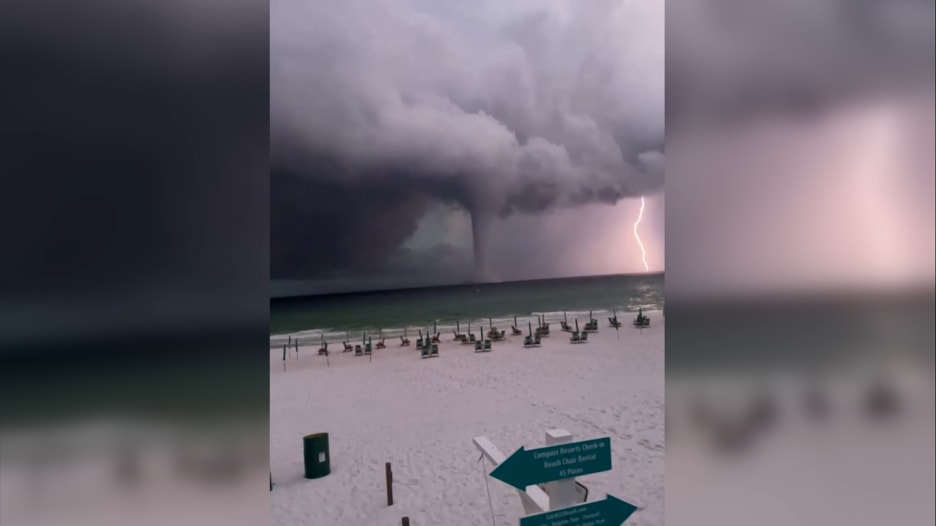 ظاهرة طبيعية نادرة.. كاميرا ترصد تشكّل إعصار مائي هائل قبالة سواحل فلوريدا