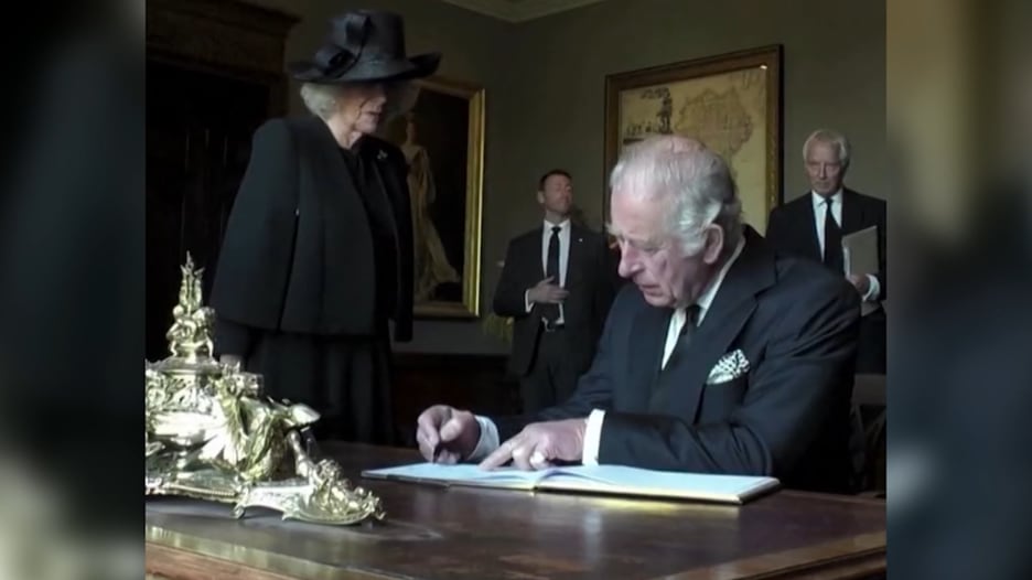 الملك تشارلز ينفعل على قلم سال منه الحبر خلال حفل توقيع.. ويصف الأمر بـ "الدموي"