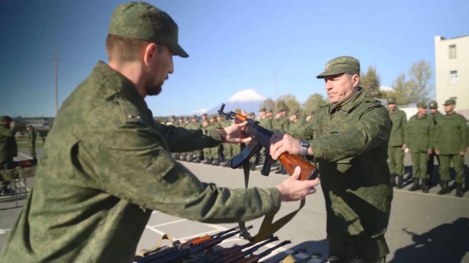 شاهد.. روسيا تسلم مجندي الاحتياط أسلحة بموجب التعبئة الجزئية
