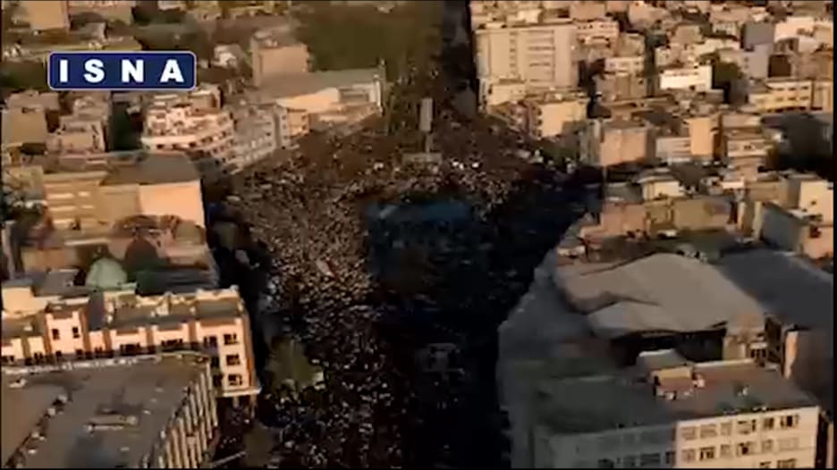 شاهد.. مسيرات مئات الآلاف من مؤيدي حكومة إيران للتنديد باضطرابات وفاة مهسا أميني