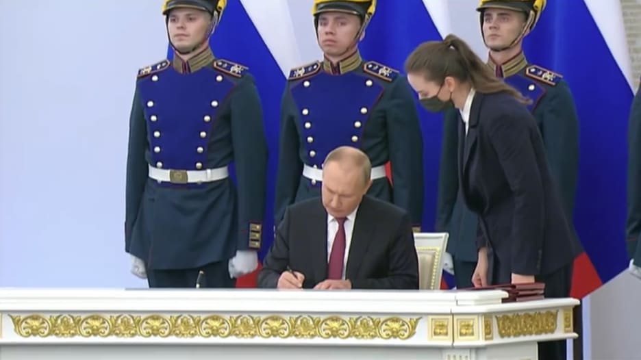 شاهد لحظة توقيع بوتين على وثائق ضم أربع مناطق أوكرانية إلى روسيا