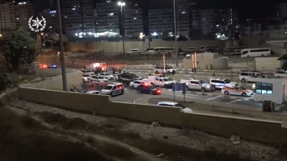 شاهد اللحظات الأولى بعد هجوم مسلح على حاجز إسرائيلي في القدس