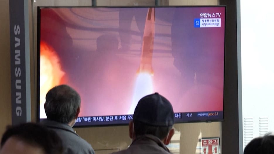 لحظة مقاطعة صفارات الإنذار بثًا في كوريا الجنوبية.. صواريخ بيونغ يانغ الباليستية تثير موجة من "البدايات المقلقة"