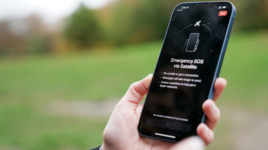 خطوة بخطوة.. شاهد كيف تعمل خاصية "طوارئ SOS" من آبل عندما تفقد الاتصال بالشبكة