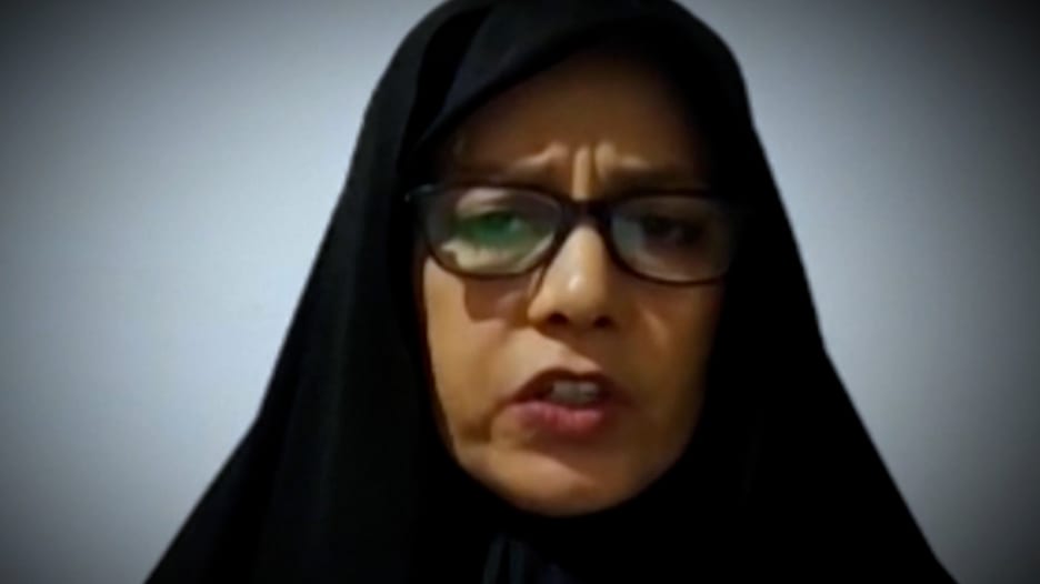 "قفوا معنا وادعمونا".. شاهد ما قالته ابنة شقيقة المرشد الإيراني قبل اعتقالها