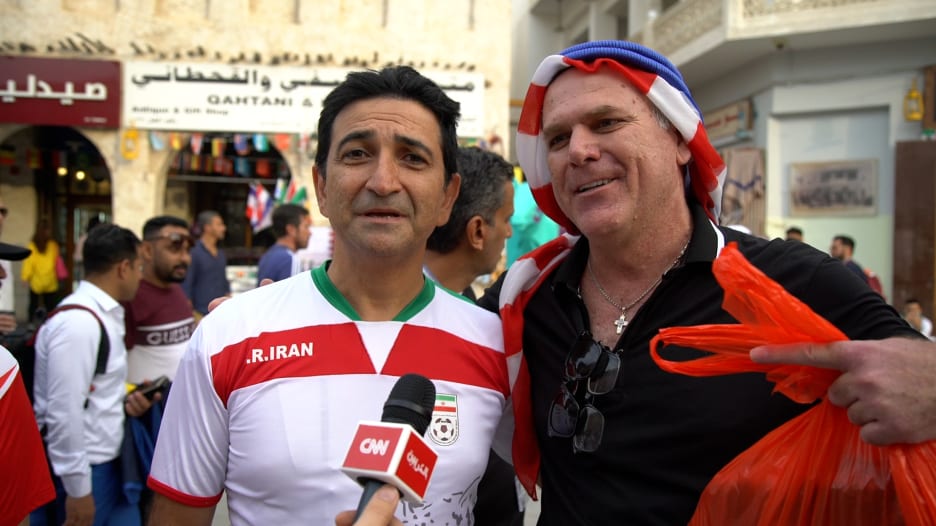 تعانقا.. أمريكي وإيراني: أتينا لمشاهدة مباراة رائعة ولا للسياسة في كرة القدم